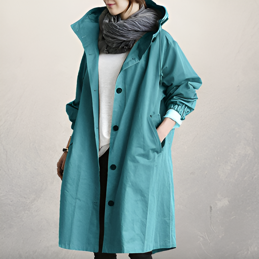 Stilig trenchcoat for kvinner. Hette, løs passform og varm kvalitet. Perfekt elegant yttertøy for vinter.
