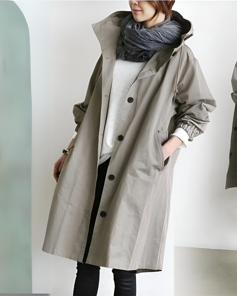 Klassisk damekåpe: Trenchcoat med hette. Varm og elegant yttertøy i tidløs design for enhver anledning.