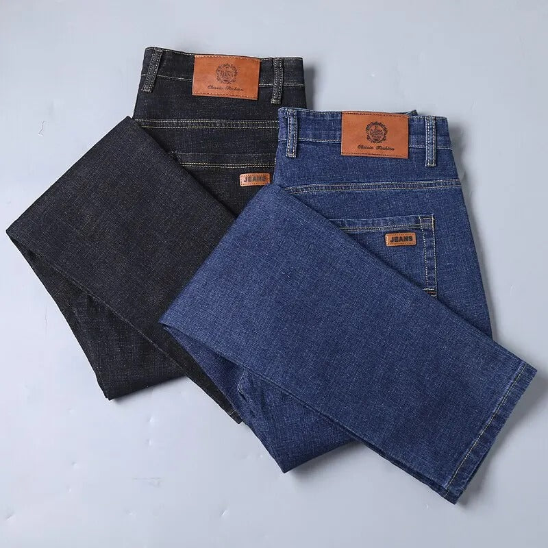 Nærbilde av slitesterkt blått denimstoff på menns klassiske jeans. Fremhever kvalitet og komfort.