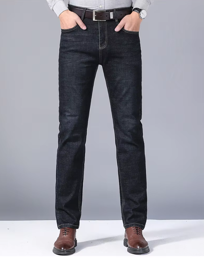 Mann i komfortable svarte denimjeans, viser bevegelsesfrihet og stil for herreklær.