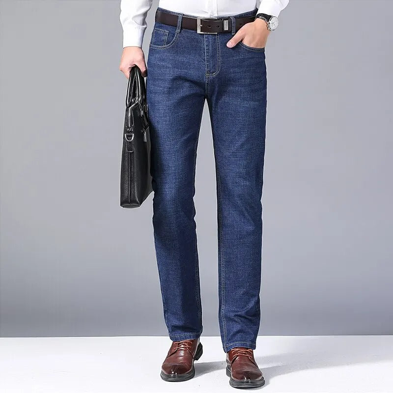 Bakside av menns klassiske blå denimjeans med detaljerte baklommer. Tidløs stil, komfort.