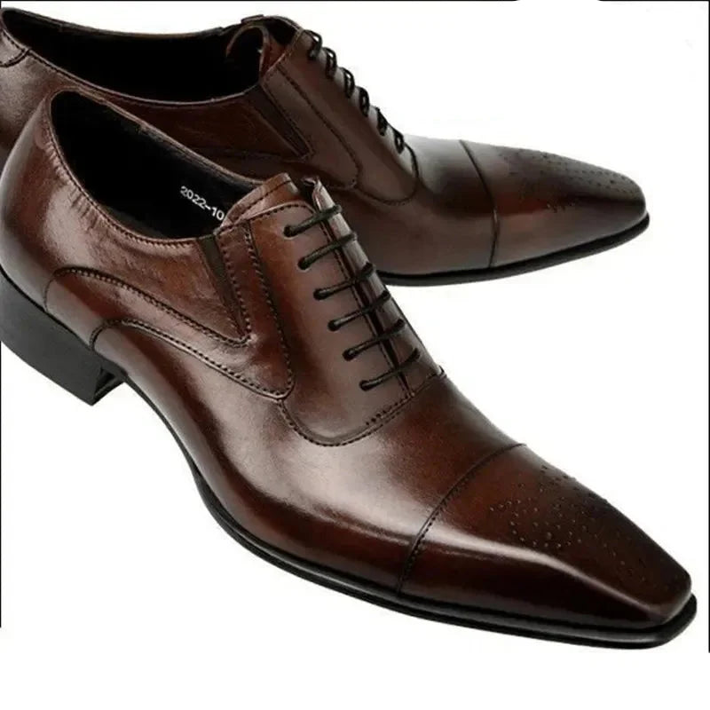 Klassiske brune herre Oxford sko med lisser, perfekt for både hverdag og formelle anledninger, britisk stil.