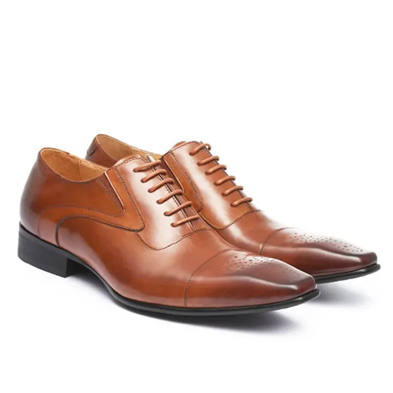 Elegant svarte herre Oxford sko med lisser, britisk stil for kontoret eller fest, tidløs og klassisk.