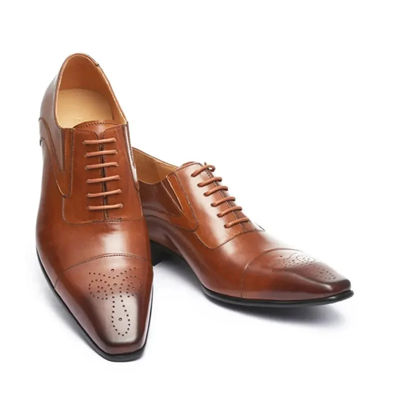 Formelle herre Oxford sko med lisser i klassisk britisk stil, ideell for kontor og fest, tidløs eleganse.