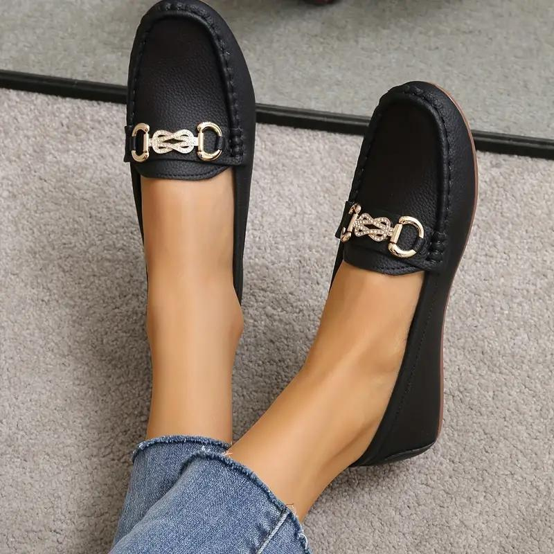 Stilige slip-on flats for damer, med lav hæl og tidløst design. Perfekte for både vår og høst.