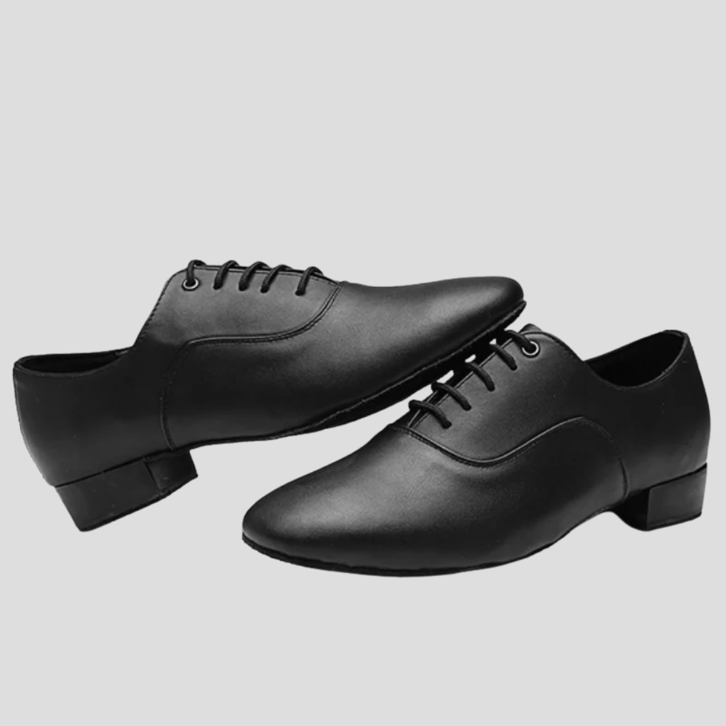 Elegante svarte dansesko for kvinner. Snøresko med lav hæl, ideelle for scenedans, trening og sosial dans.