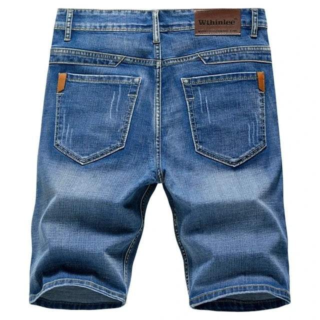 Mann med klassiske denimshorts. Behagelig og casual herreshorts for sommerens hverdag.