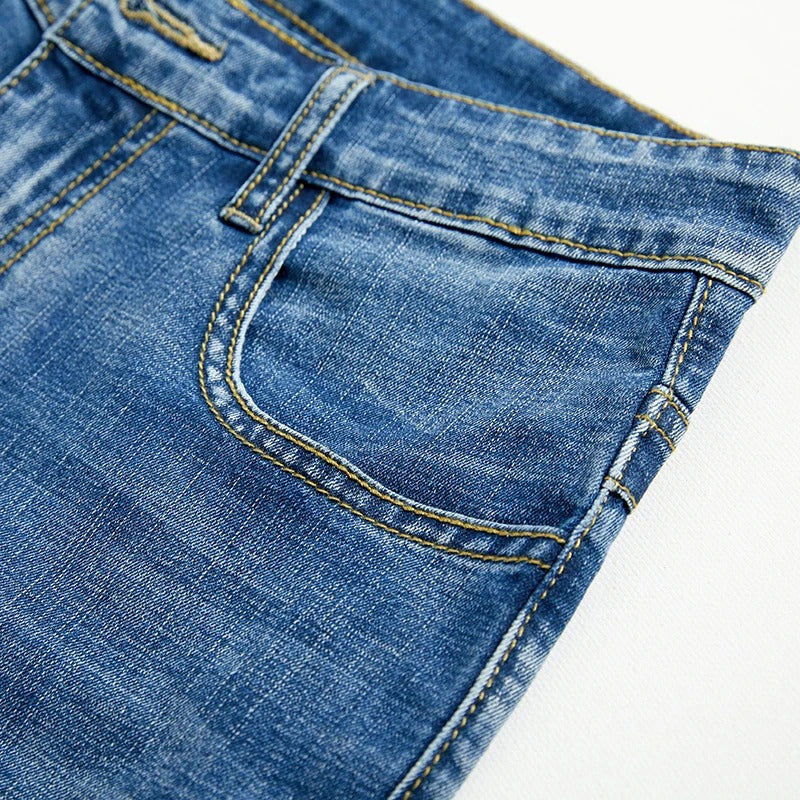 Bakside av klassiske denimshorts. Komfortable herreshorts ideelle for sommer og fritid.