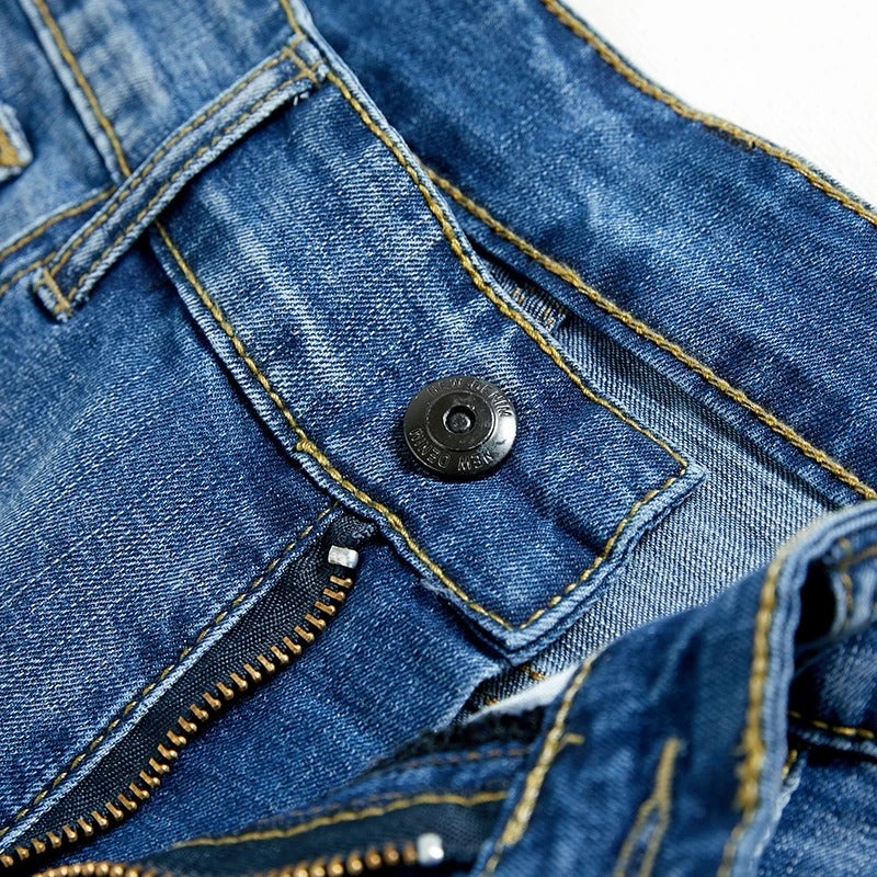 Nærbilde av robust denimstoff. Kvalitets bukser for menn, behagelig og holdbar fritid.