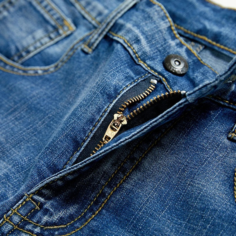 Klassiske denimshorts for menn sett fra siden. Allsidig og casual sommerklær til hverdags.