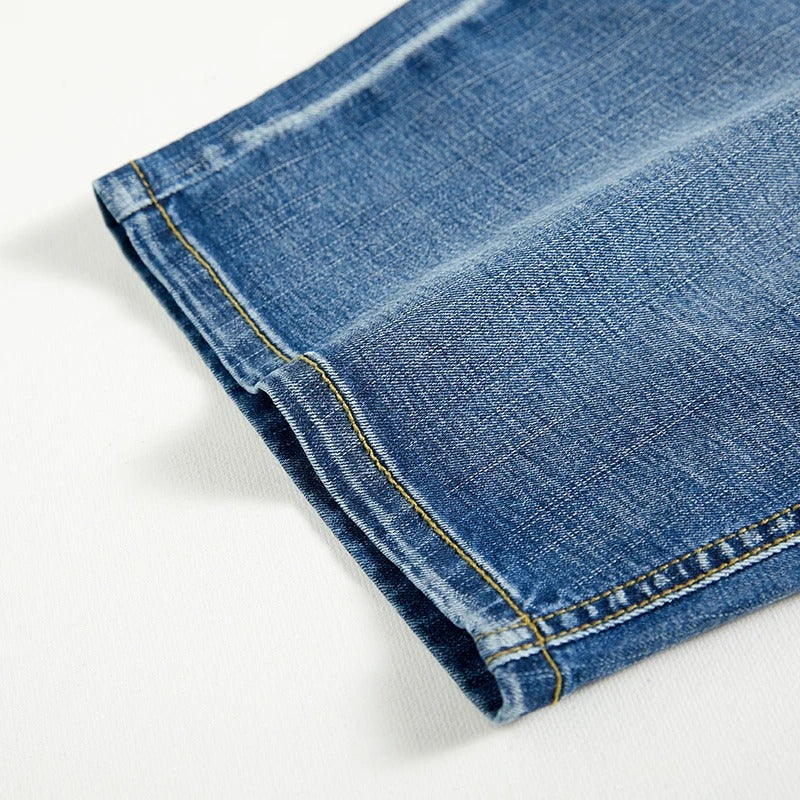 Mann i klassiske denimshorts med skjorte. Komfortable herreshorts, perfekt for casual hverdag.