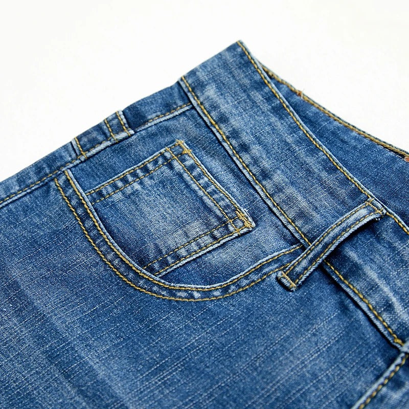 Klassiske denimshorts på henger. Stilrene herreshorts, ideelle sommerklær for fritid.