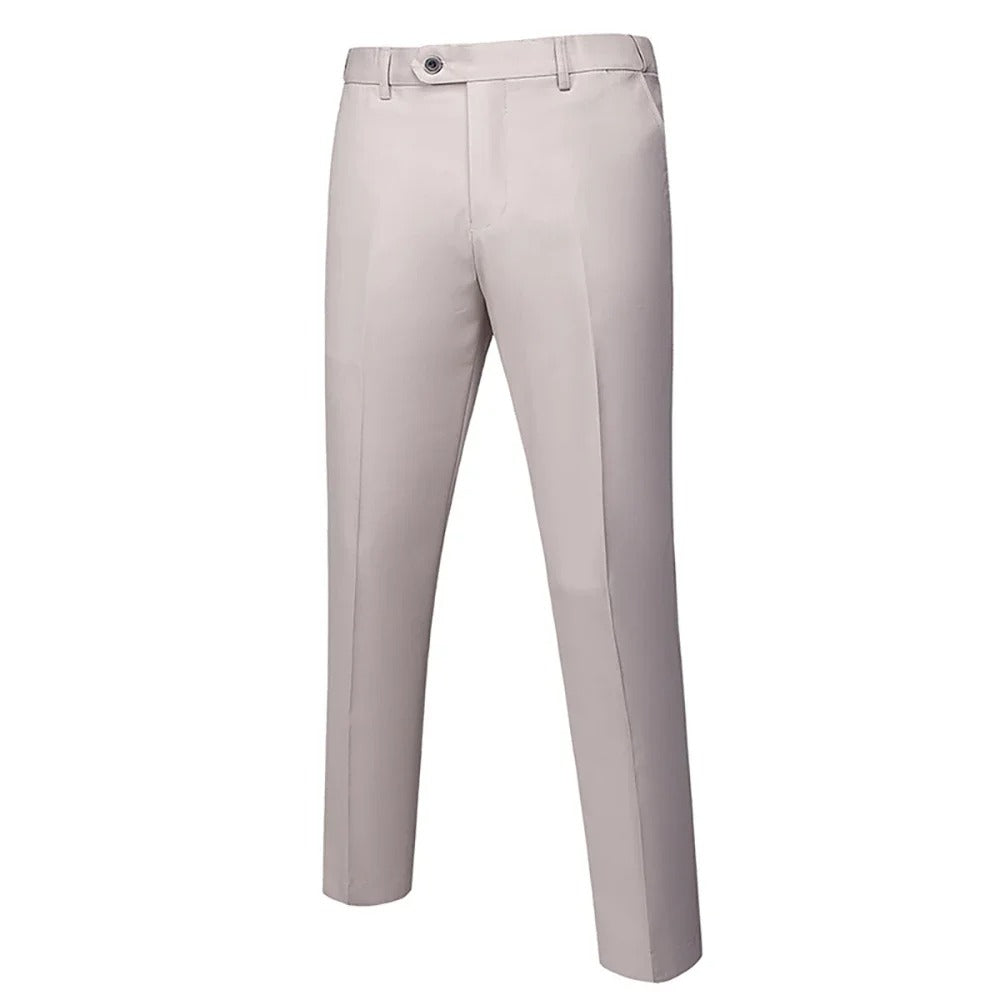 Nærbilde av elegant stoff på menns klassiske dressbukser, ideelle for business casual stil og hverdagsbruk.
