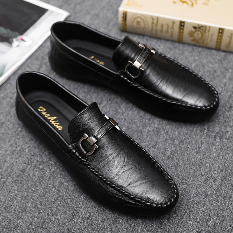 Stilige grå herre loafers i semsket skinn, perfekte for en smart casual look. Komfortable herresko.
