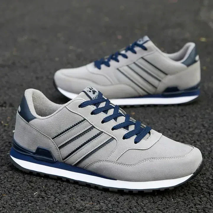 Detalj av robuste herresneakers. Klassisk design sikrer komfort for hverdag og fritid. Normal passform.