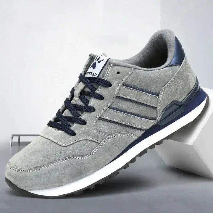 Oversiktsbilde av herresneakers. Klassisk hverdagssko med komfortabel, normal passform for fritid.