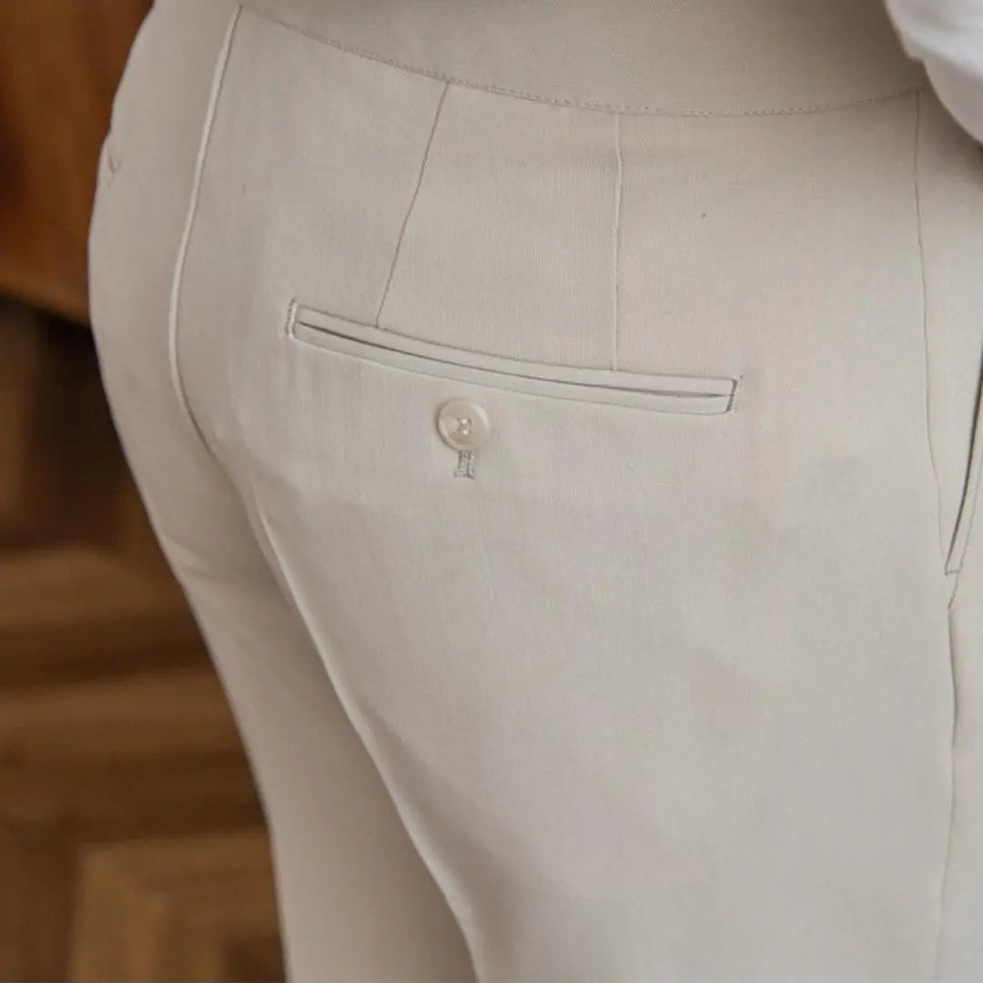 Allsidige skreddersydde herrebukser i beige, brun eller svart. Essensielle bukser for en tidløs og smart stil.