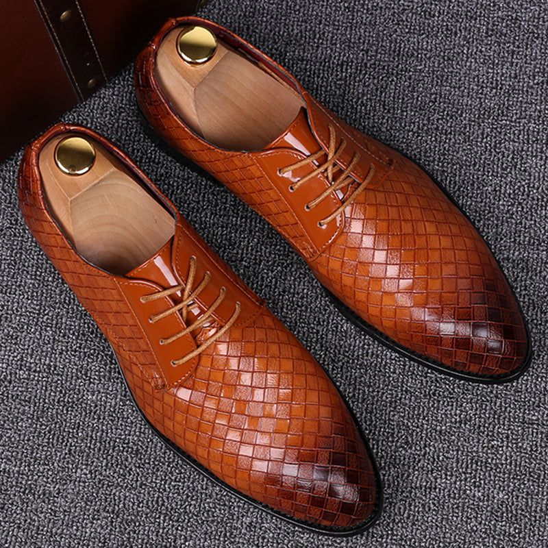 Herresko snøresko på foten, perfekt for en klassisk stil på kontoret eller elegante hverdagsantrekk. Komfortable dressko.