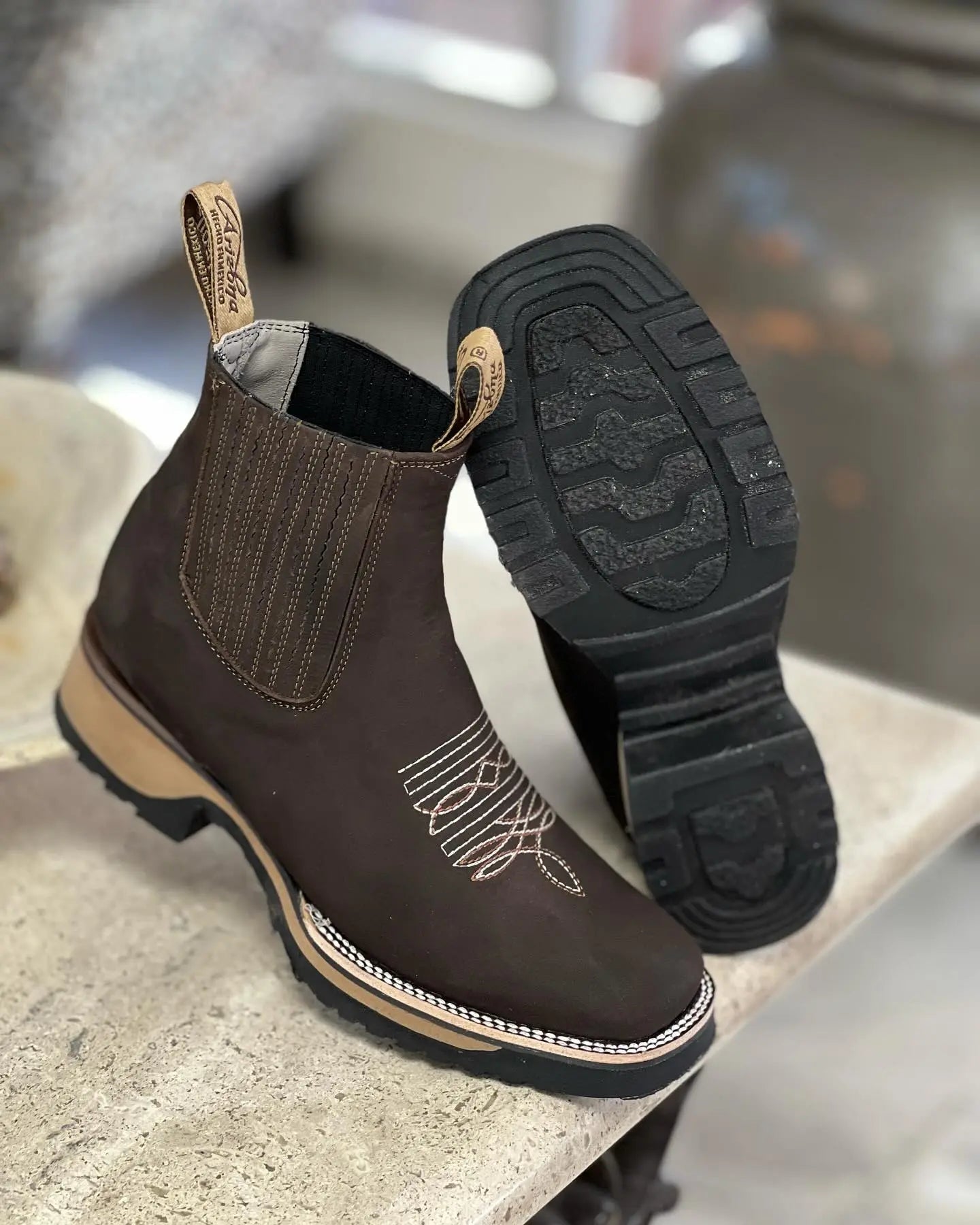 Detalj av komfortable vestlige cowboystøvler for unisex, klassisk design. Ideelle motesko i PU-materiale for menn og kvinner.