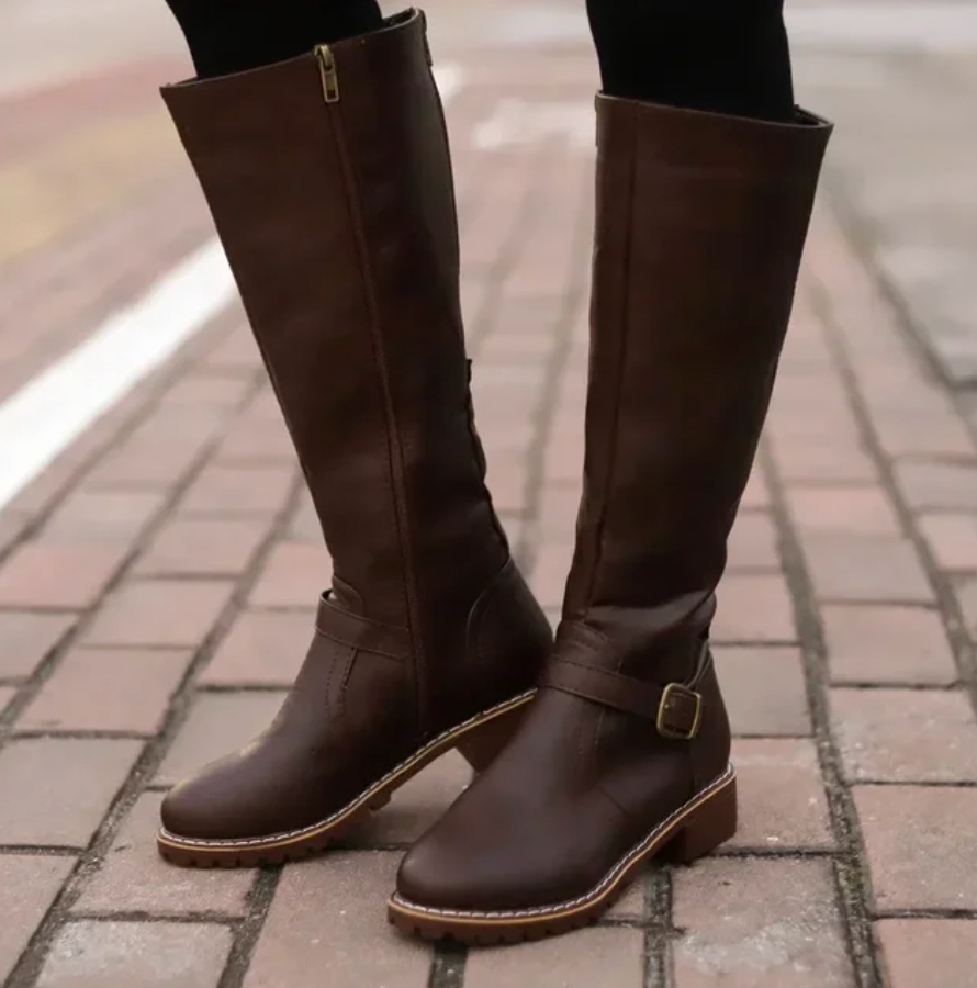 Elegante knehøye vinterstøvler med blokkhæl. Stilige dameboots for kalde dager.