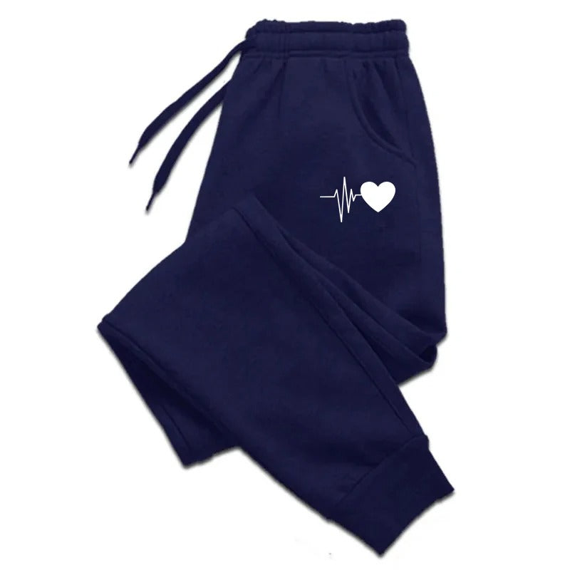 Kvinne i activewear joggebukse under treningsøkt, viser bevegelsesfrihet og komfort.