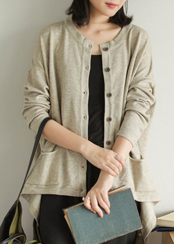 Stilren brun/beige damecardigan med knappelukking og praktiske lommer, perfekt for casual chic look.