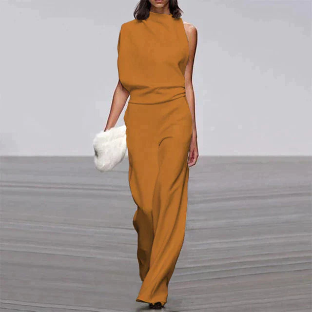 Motebevisst ermeløs damejumpsuit. Løs passform gir både komfort og stil, et trendy valg for kvinner i sommer.