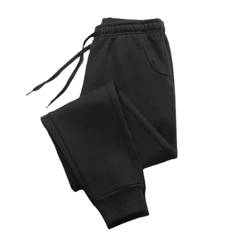 Sporty joggebukse for menn. Perfekt for trening, aktivitet og komfortabel bruk i kalde vintermåneder.