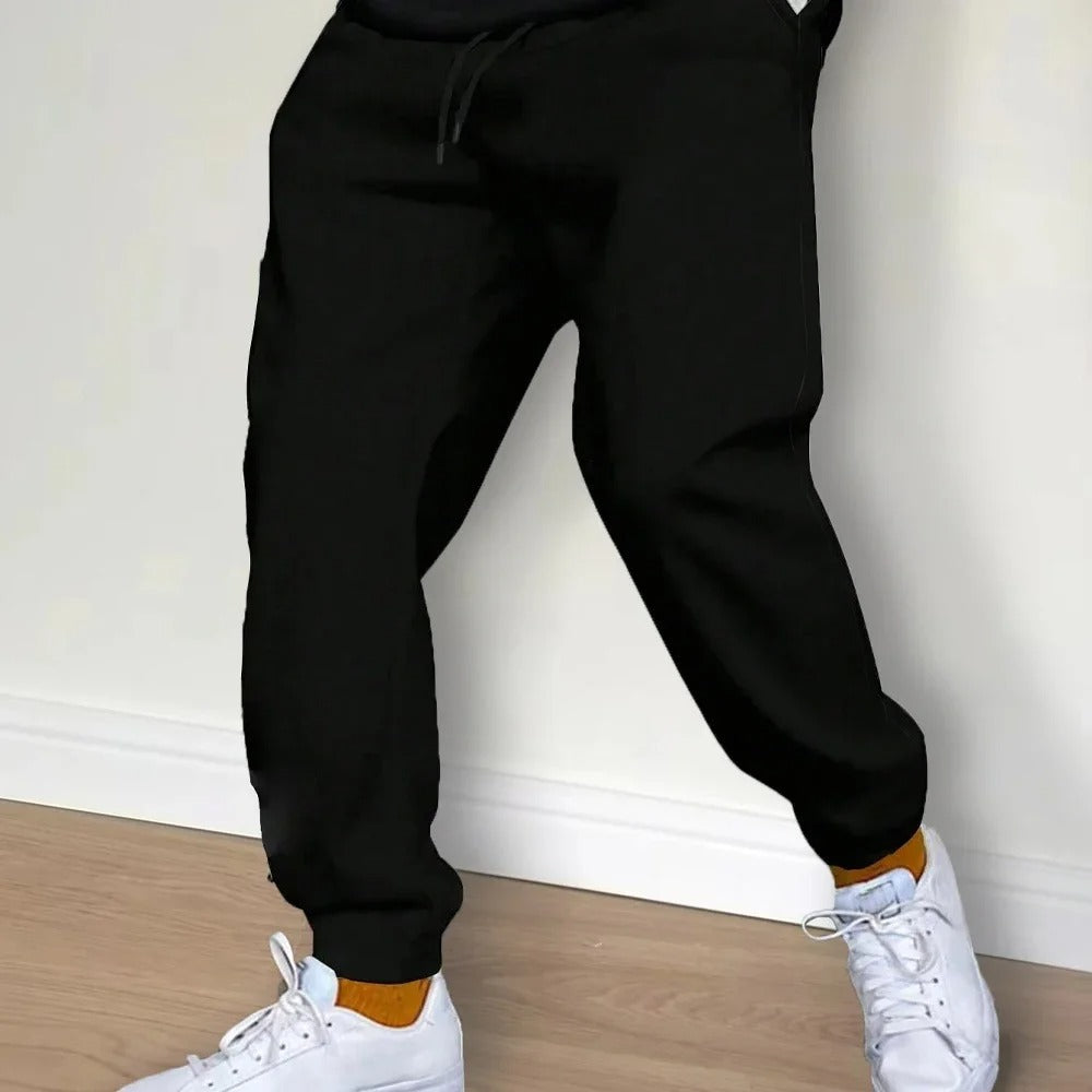 Moderne herre joggebukse, ideell for streetwear og hverdagsbruk. Komfortabel og varm for vinteren.