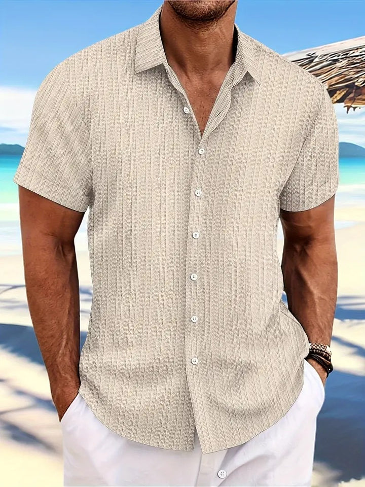 Pustende og komfortabel herreskjorte med korte ermer, ideell som sommerskjorte for menn. Casual stil.