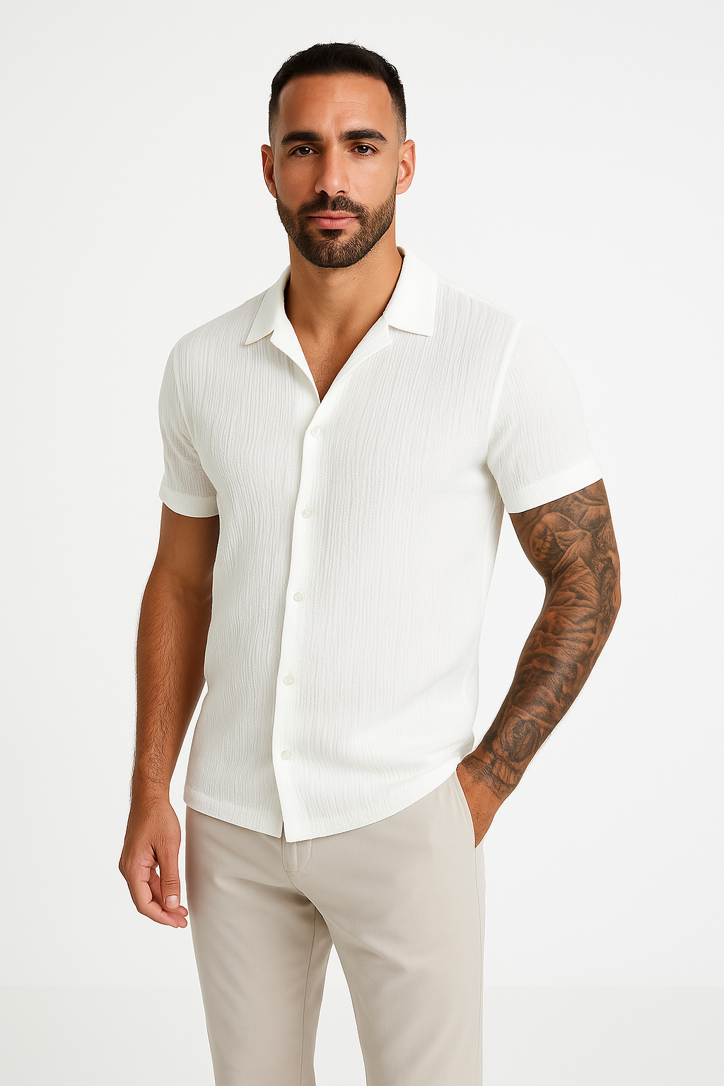 Komfortabel kortermet herreskjorte med løs passform. Ideell for casual sommer- og vårlook. Knappened fritidsskjorte.