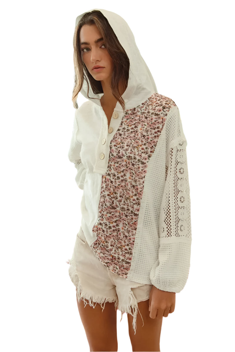 Komfortabel og stilig damehoodie med blonde og knapper, perfekt for hverdag.