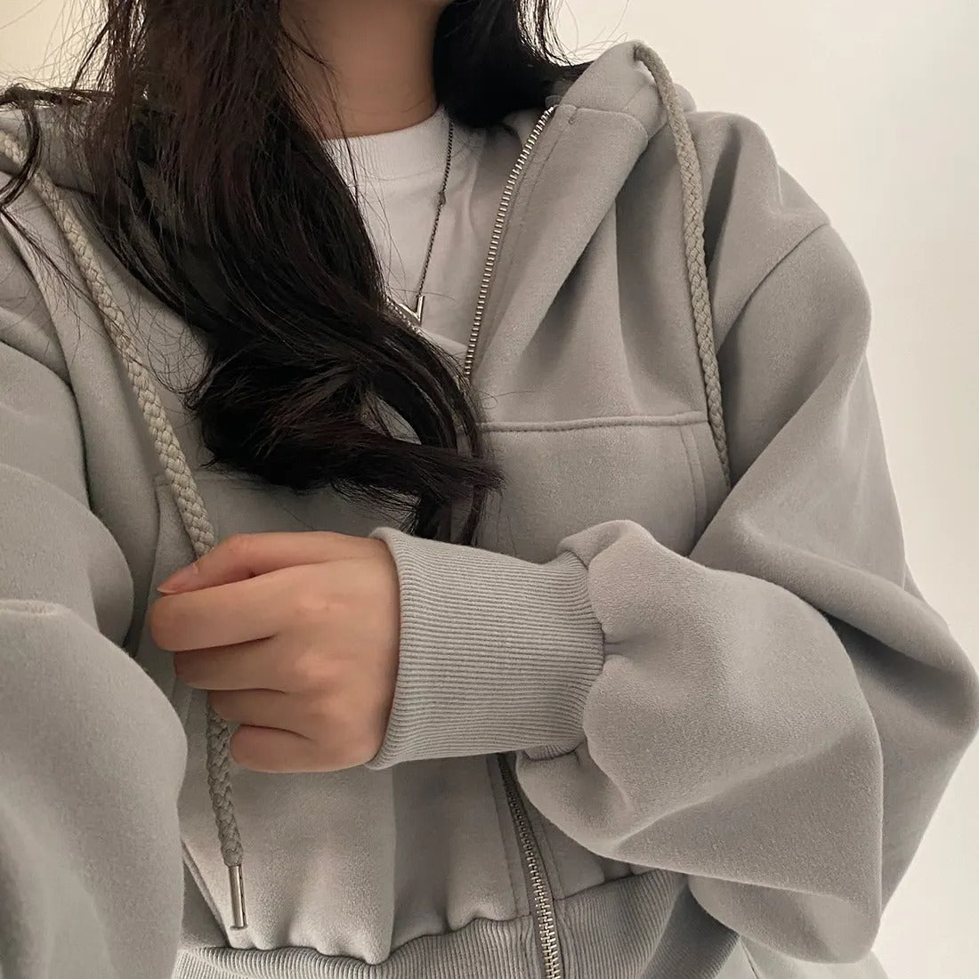 Avslappet sweatshirt for damer, med praktisk glidelås. En komfortabel og allsidig hettegenser for hverdagen.