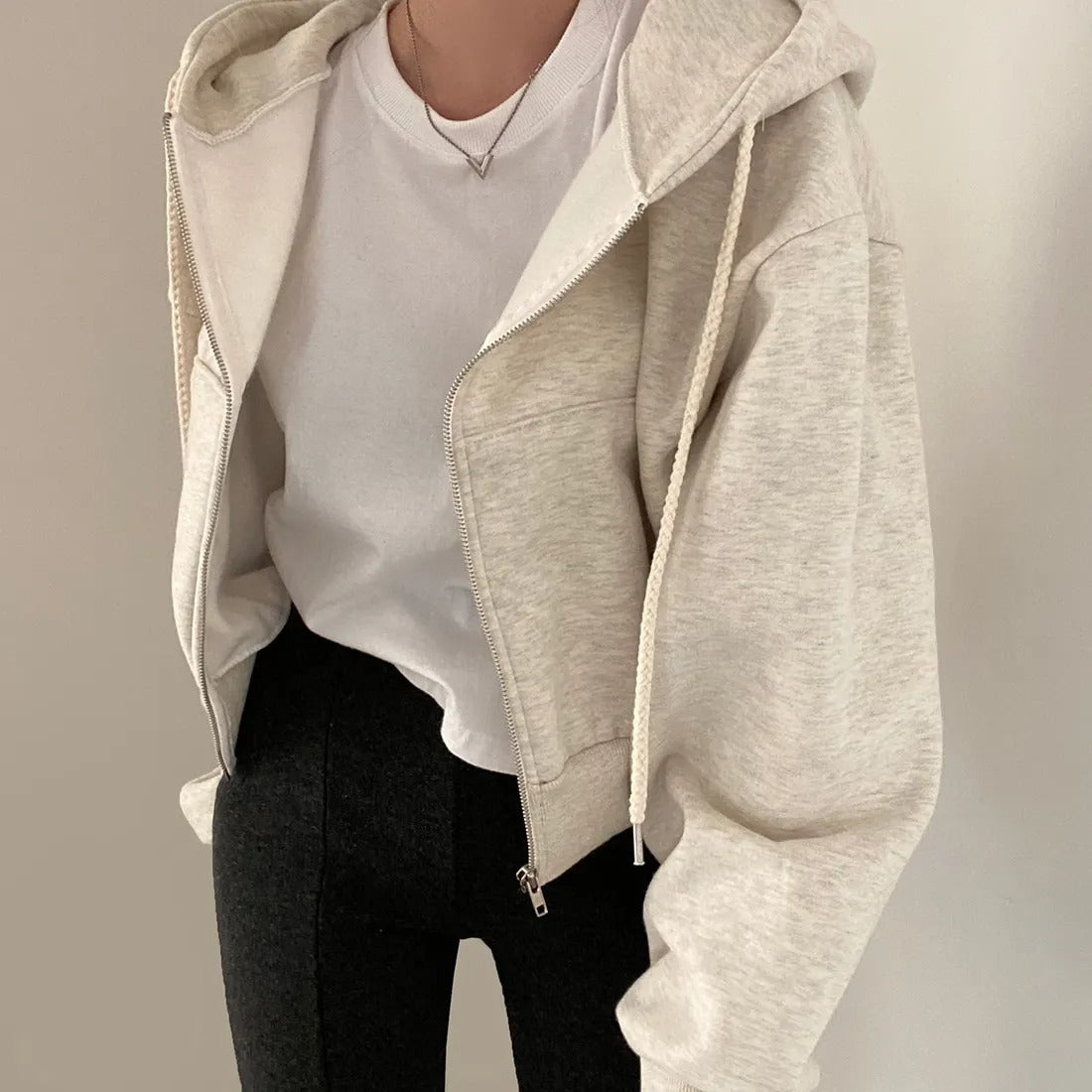 Trendy overdimensjonert hettegenser for kvinner med glidelås. Stilfull og komfortabel for en moderne look.
