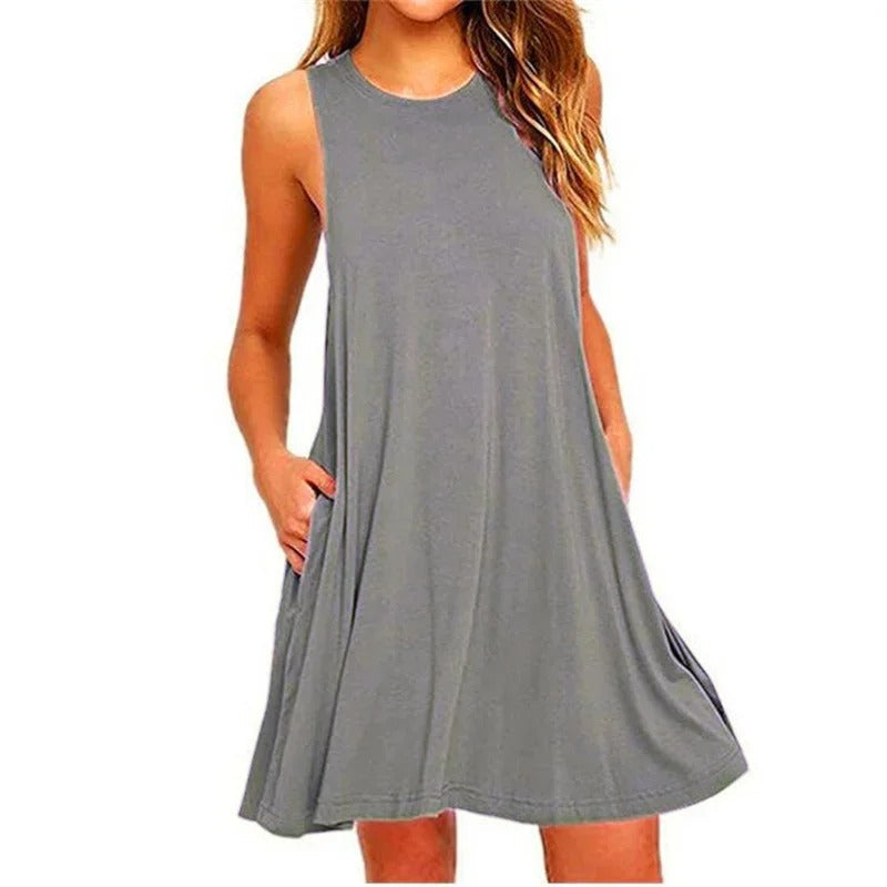 Kvinne nyter sommerdagen i en lett, plissert tankkjole. Perfekt for varme dager og casual stil.