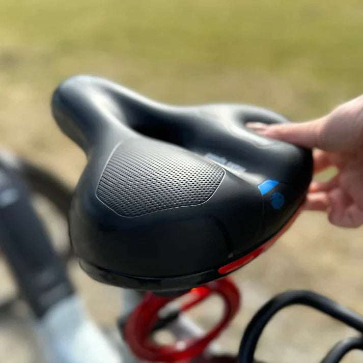 Blå, mykt og ergonomisk sykkelsete for hverdagsbruk og lengre turer på bysykkel.