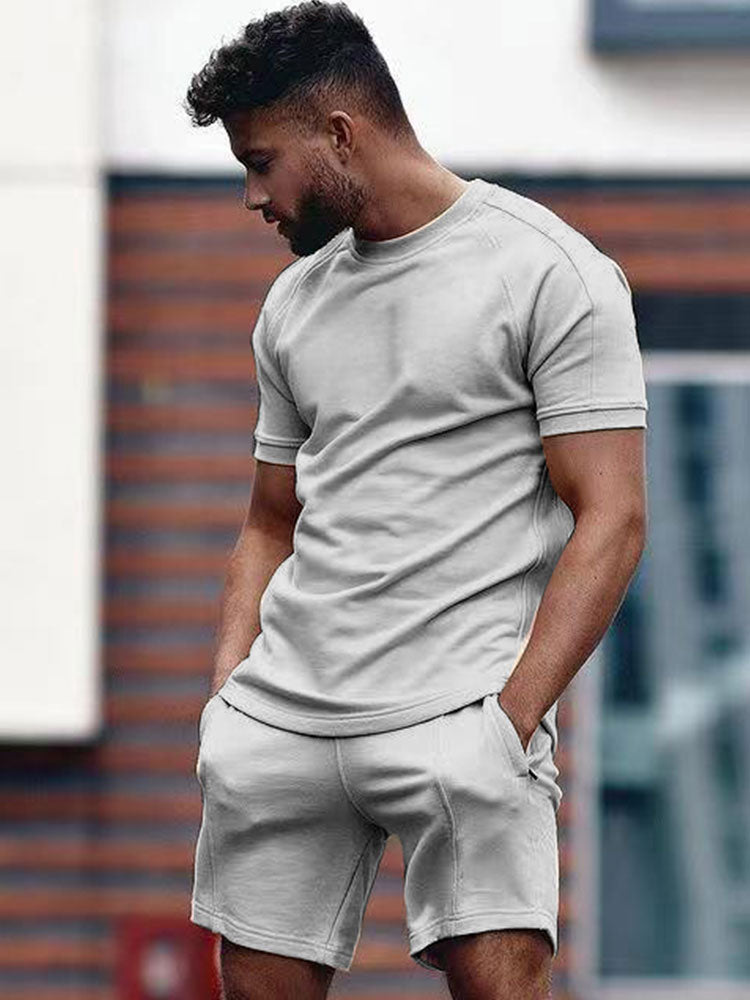 Todelt herresett med T-skjorte og shorts i mykt stoff. Ideelt for casual bruk, hjemme og ferie. Behagelig passform.
