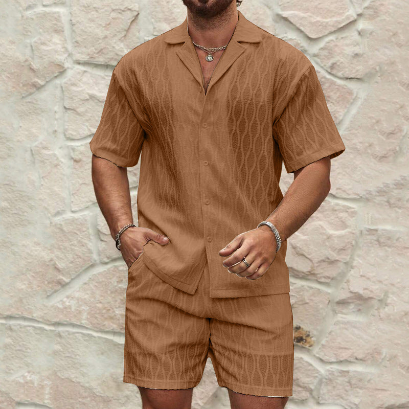 Mann i avslappet herresett: kortermet skjorte og shorts. Et komplett sommerantrekk for ferie & fritid.