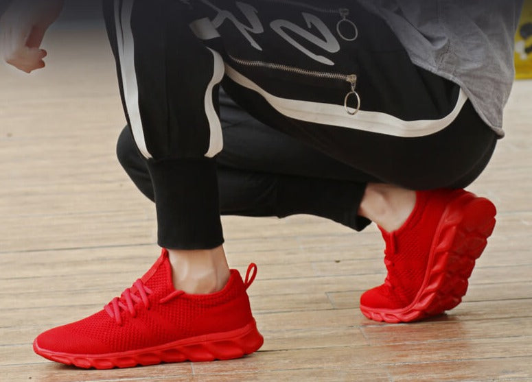 Hvite Air Mesh-joggesko for menn. Moderne og pustende herresko, perfekte for fritid og lett trening utendørs.