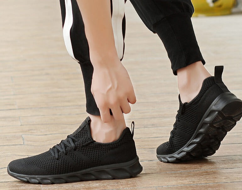 Sideprofil av lettvektige Air Mesh-joggesko for menn, fremhever det pustende stoffet og den robuste sålen.