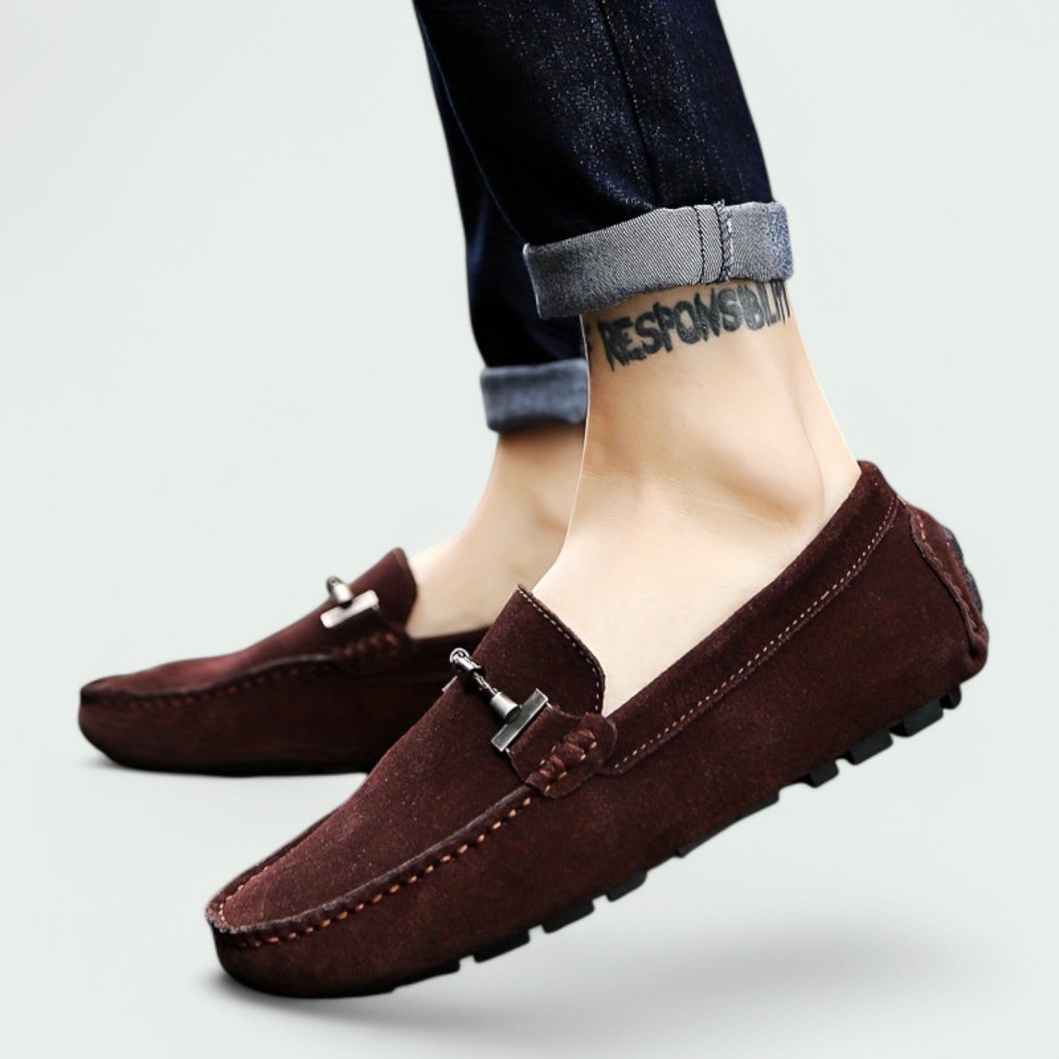 Nærbilde av semsket skinn på brune herremokasiner. Detaljer av slip-on design og slitesterk gummisåle.