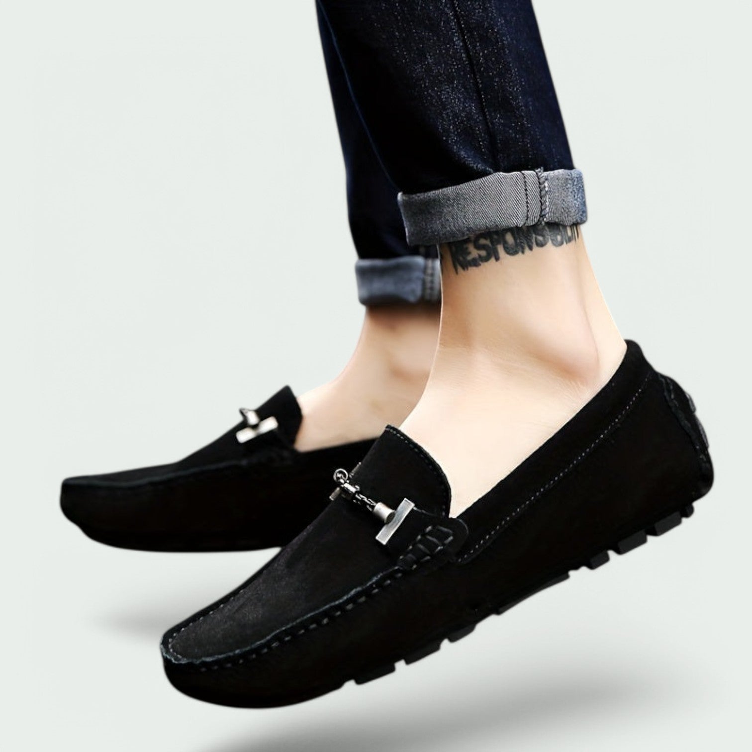 Elegante herresko: brune slip-on mokasiner i semsket skinn. Ideelle som pensko eller komfortable hverdagssko.
