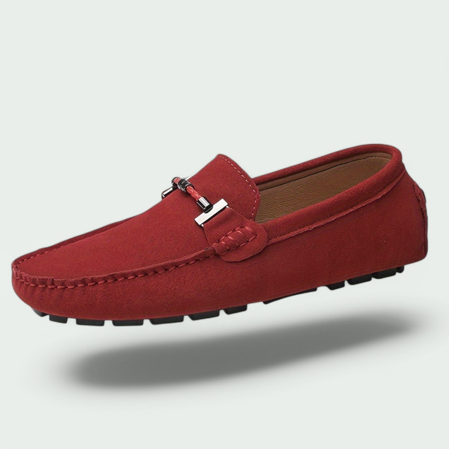 Praktiske slip-on mokasiner i brunt semsket skinn for herre. Komfortable sko perfekte for rask på- og avtaking.