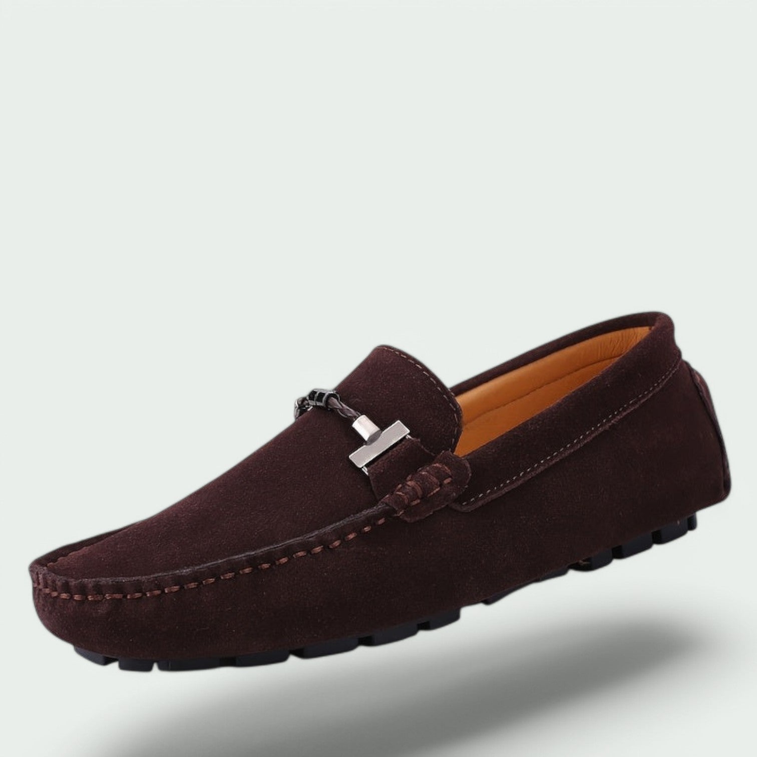 Høykvalitets brune herremokasiner i semsket skinn. Stilige og komfortable slip-on sko med fleksibel gummisåle.