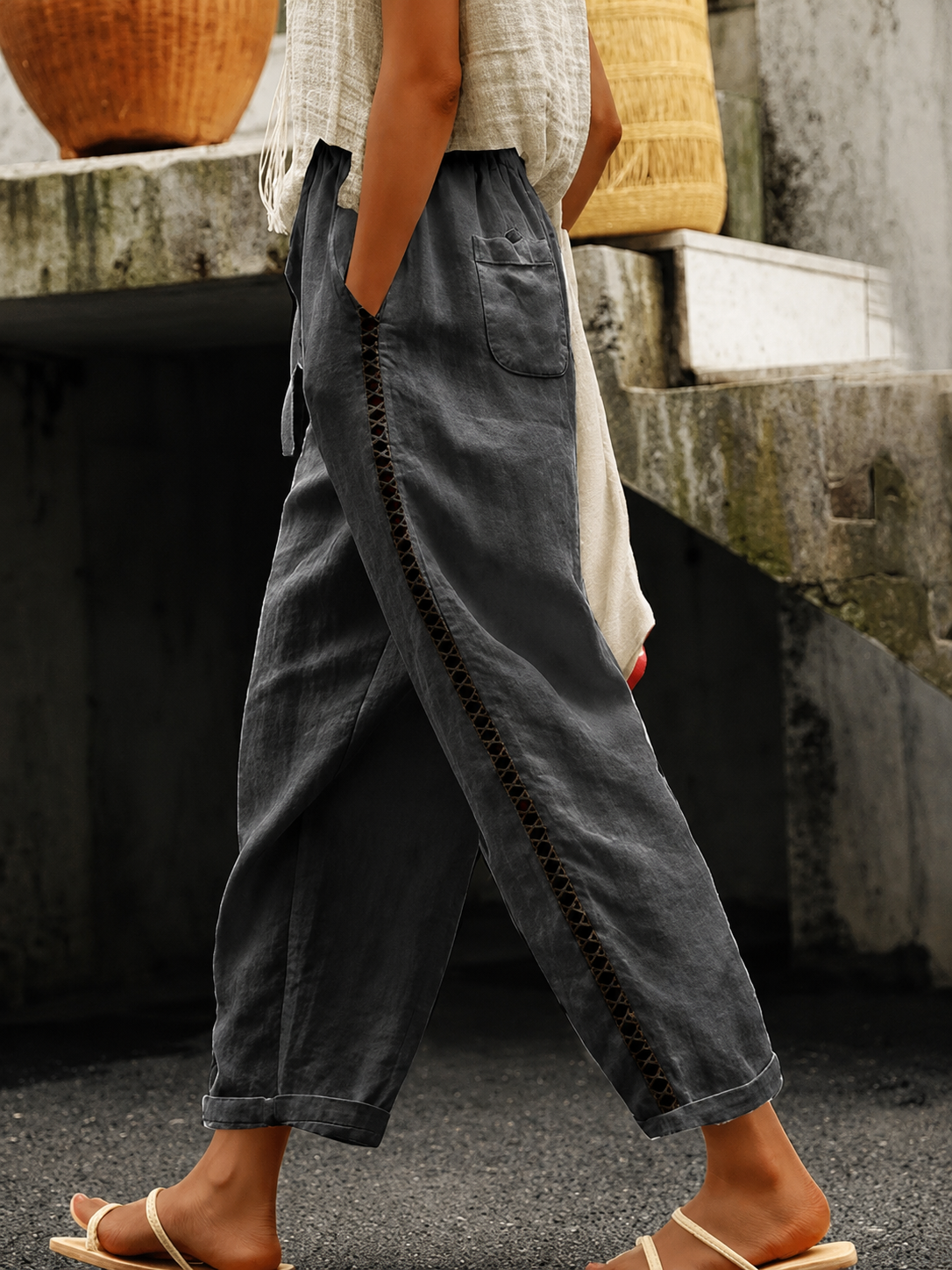 Stilige crop bukser for kvinner med elastisk midje og praktiske lommer. Trendy sommerklær for casual look.