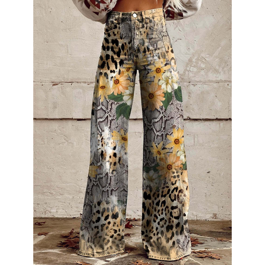 Nærbilde av damebukser med unikt mønster; en blanding av blomster og subtilt leoparddesign.