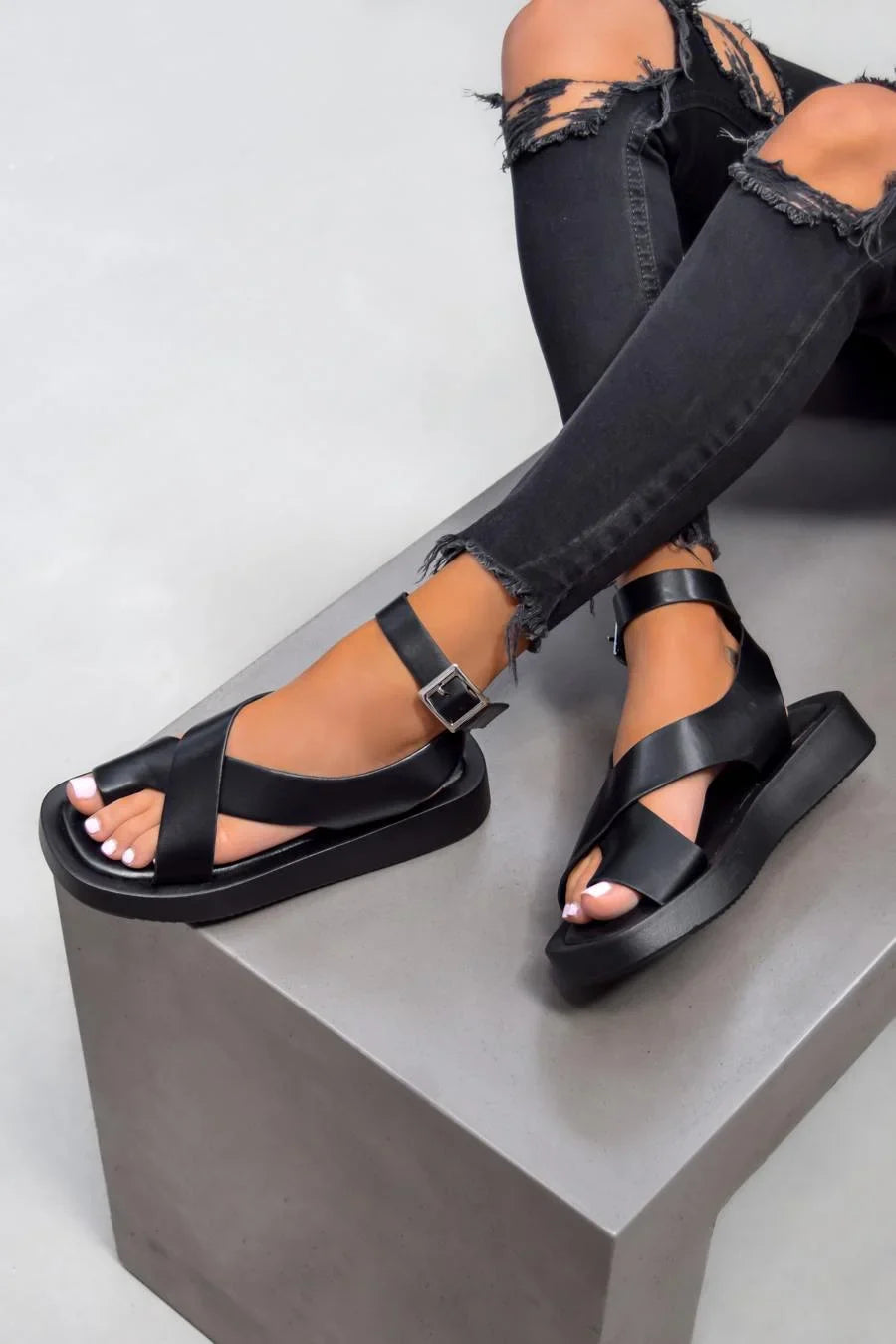 Tykk, dempende såle på komfortable gladiator sandaler for kvinner. Gir god støtte for sommerlige turer og hverdagsbruk.