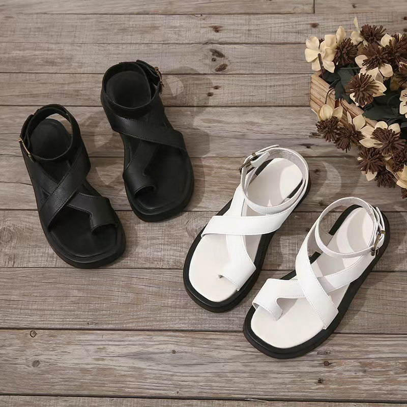 Komfortable gladiator sandaler med tykk såle på foten. Stilige damesandaler for kvinner, trendy og justerbare for sommerbruk.