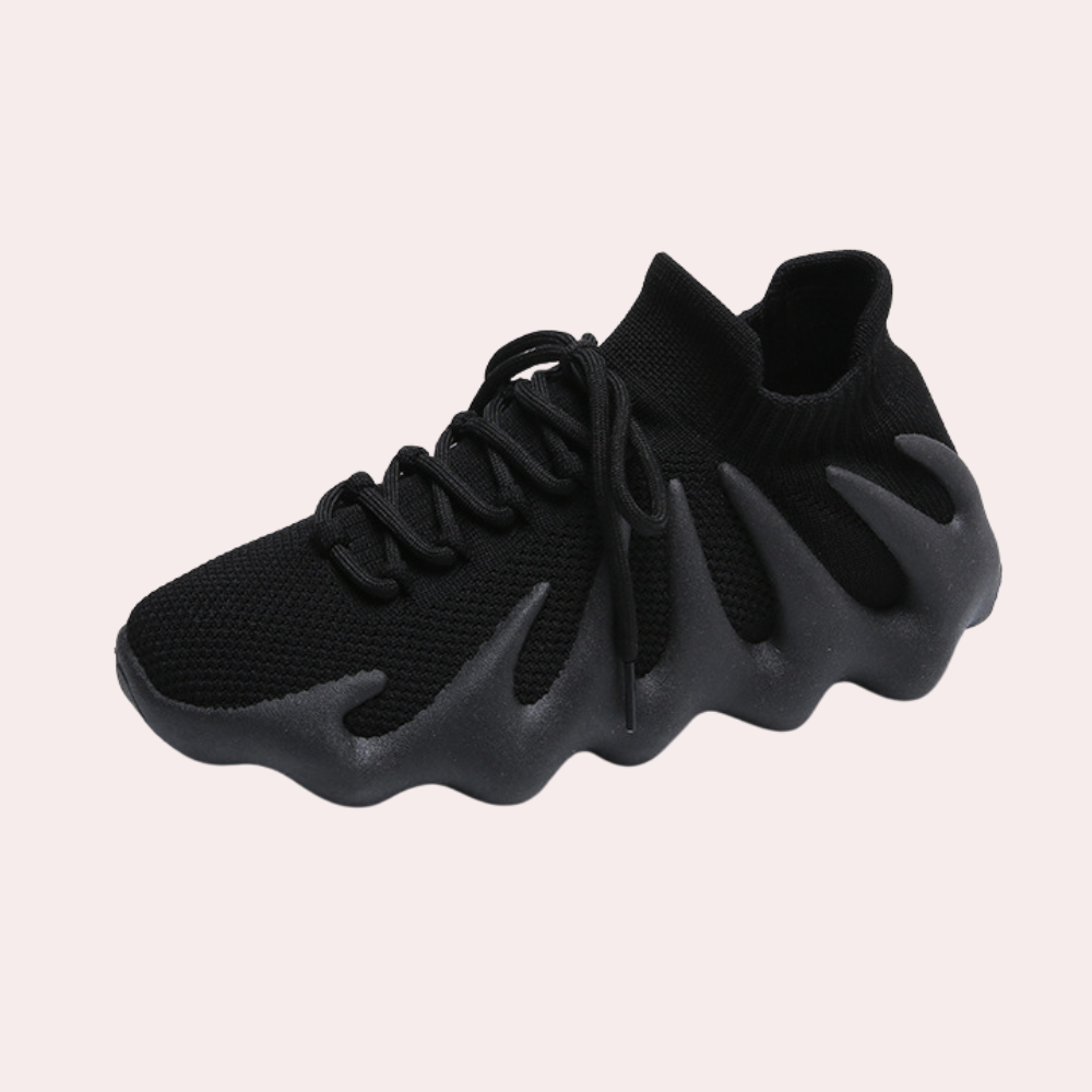 Stilige damesneakers med unikt design, sklisikker såle og snøring, kombinerer mote med sikkerhet.