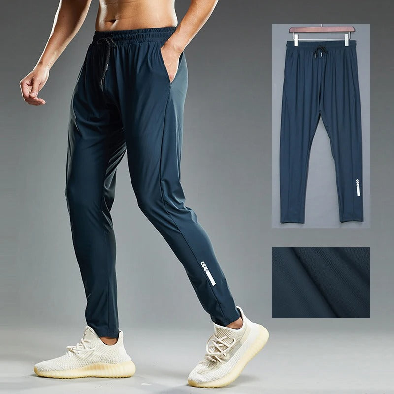 Mansjettdetalj på sporty, komfortable herre joggebukser. Fleksible og perfekte for aktivitet og fritid.